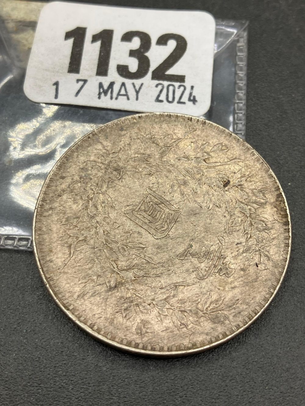 Chinese silver crown and sized coin - Bild 2 aus 2