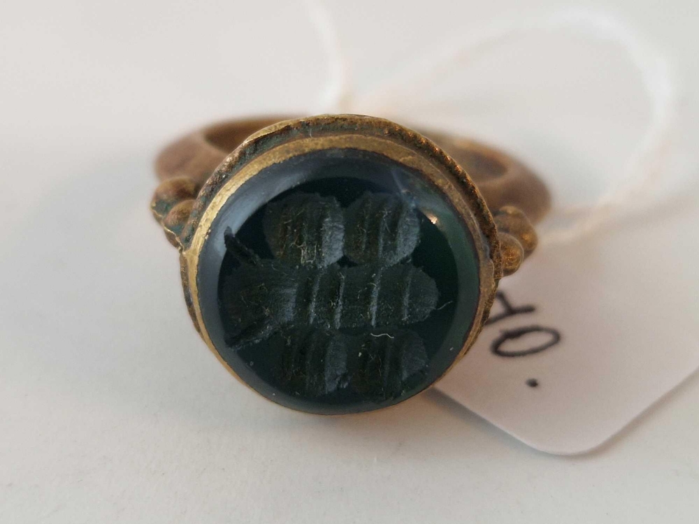 A antique early metal ring with bumble bee intaglio size N - Image 2 of 3