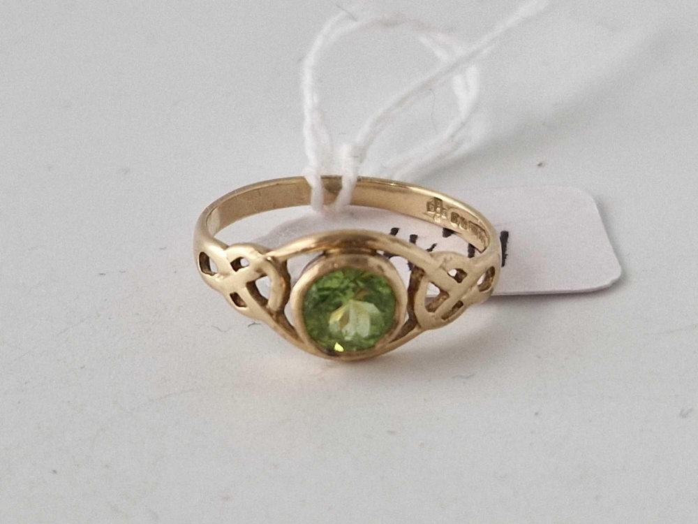 A peridot ring 9ct size O 1.9 gms