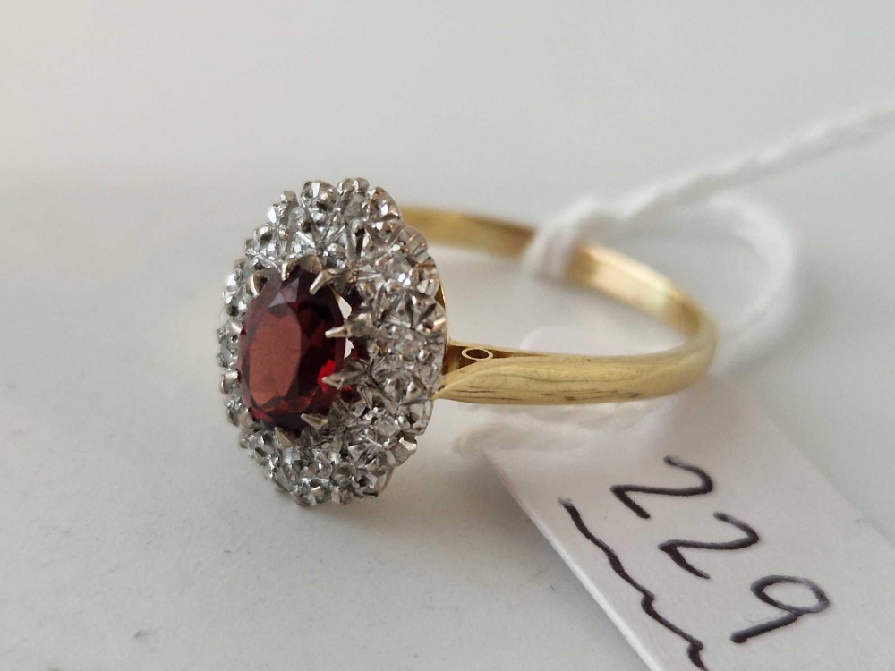 A RUBY AND DIAMOND CLUSTER RING 18CT GOLD SIZE S 4.6 GMS - Bild 2 aus 3