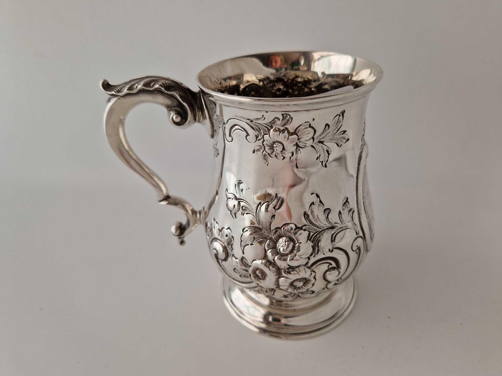 A good quality Victorian embossed tankard decorated with flowers, 5" high, London 1866 by RH, 317g - Bild 4 aus 4