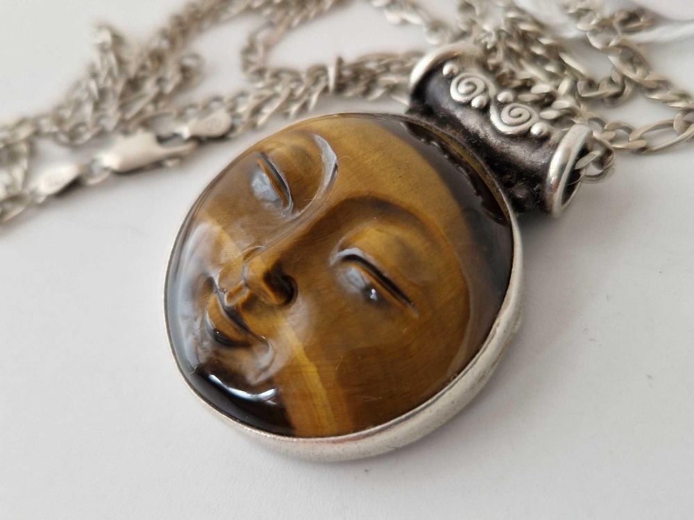 A silver and cats eye moon faced pendant on chain - Image 2 of 3