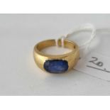 A HEAVY SAPPHIRE GYPSY SET RING STONE SCRATCHED 18CT GOLD SIZE M 10 GMS