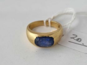 A HEAVY SAPPHIRE GYPSY SET RING STONE SCRATCHED 18CT GOLD SIZE M 10 GMS
