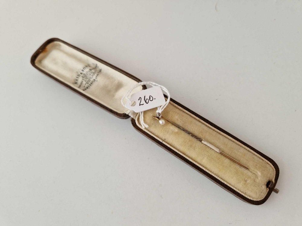 A Victorian Gold Diamond & Pearl stick pin in fitted box - Bild 2 aus 3