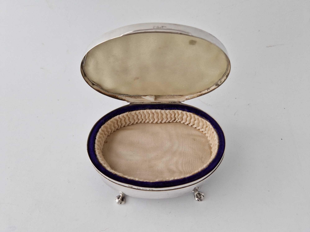 A good quality jewellery box with engraved hinged top on pad feet, 4 inches wide, Birmingham 1916 - Image 3 of 4