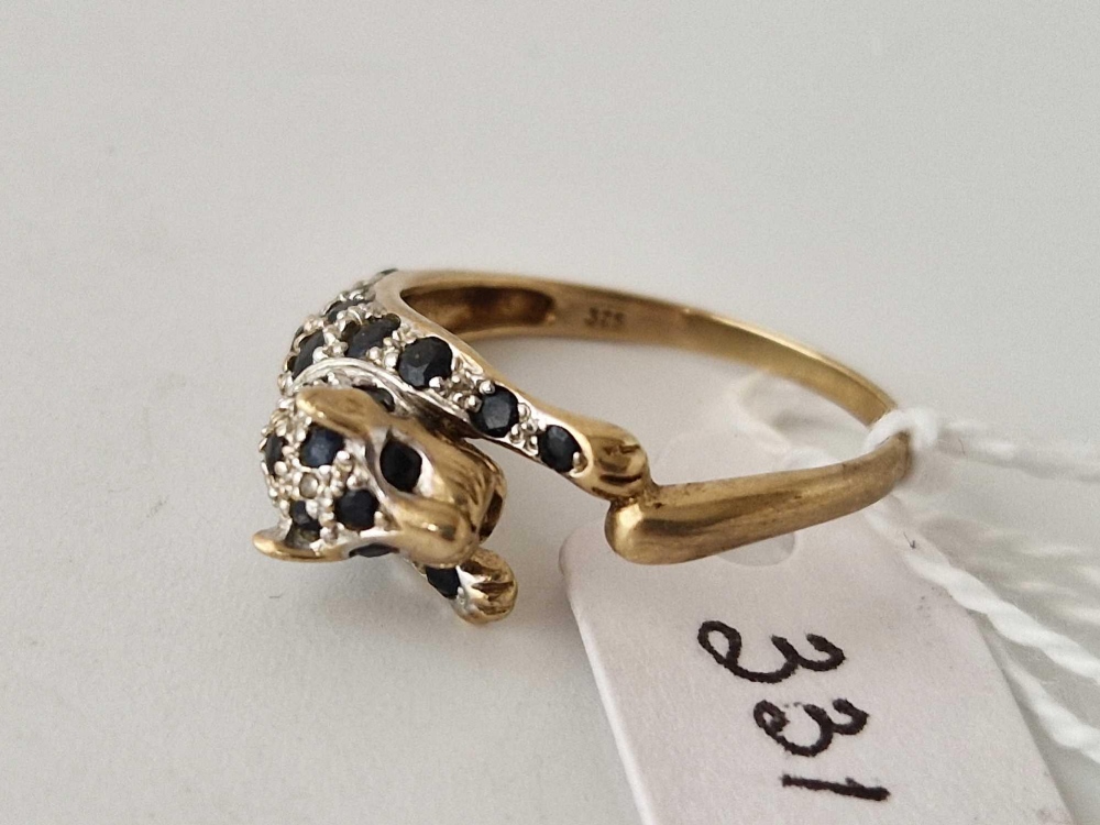 A leopard design sapphire ring 9ct size P 2.7 gms