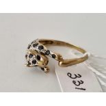 A leopard design sapphire ring 9ct size P 2.7 gms
