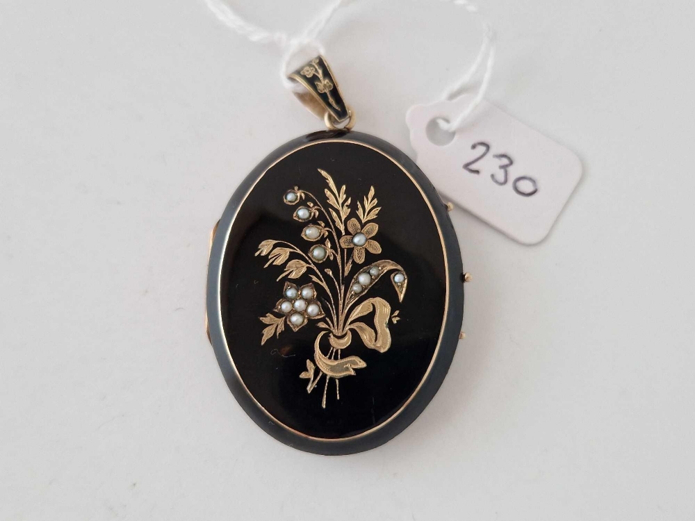 A ANTIQUE VICTORIAN LARGE ENAMELLED OVAL GOLD LOCKET WITH A CENTRE BOUQUET OF GOLD FLOWERS SET