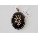 A ANTIQUE VICTORIAN LARGE ENAMELLED OVAL GOLD LOCKET WITH A CENTRE BOUQUET OF GOLD FLOWERS SET