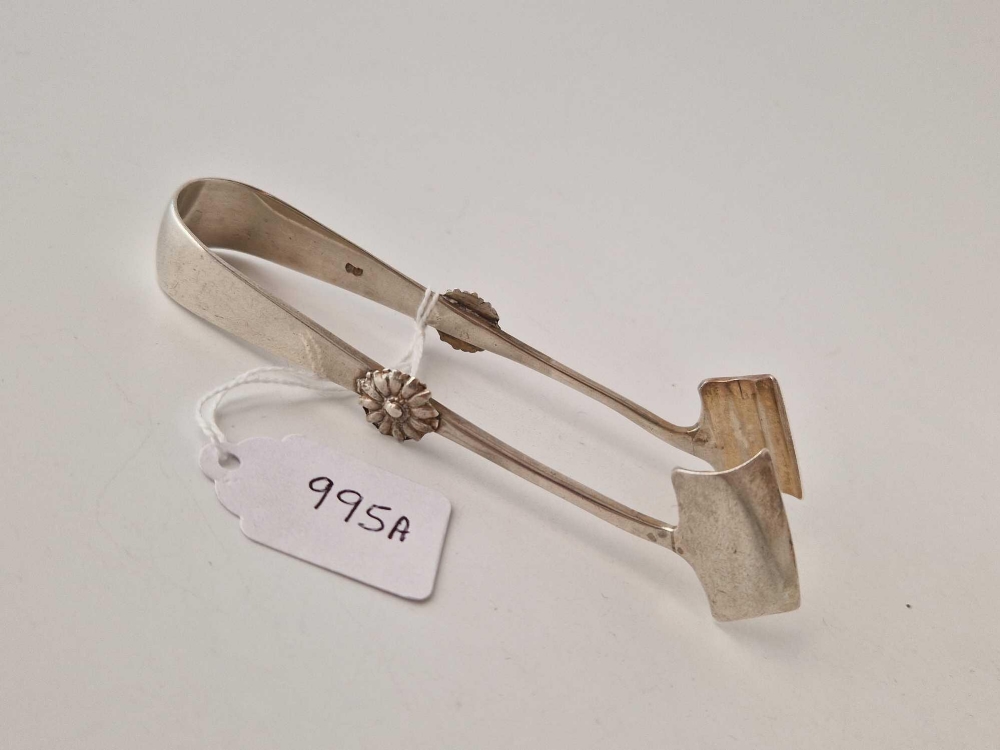 A pair of asparagus tongs, London 1900 by CB, 47 g