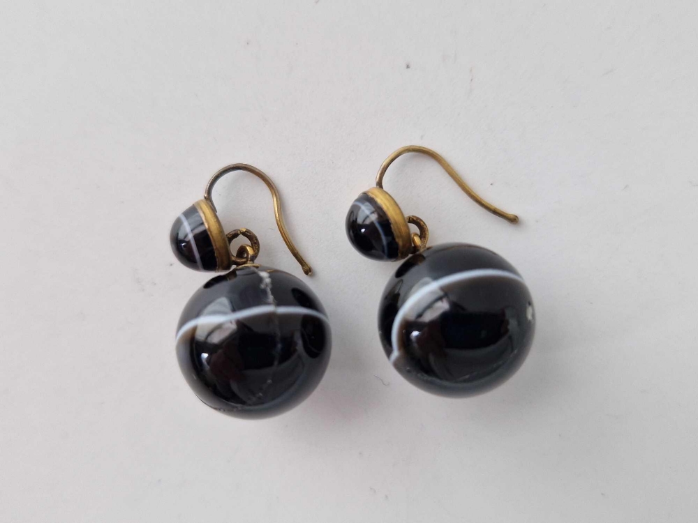 A pair of banded agate ball earrings - One stone cracked and glued - Image 2 of 2