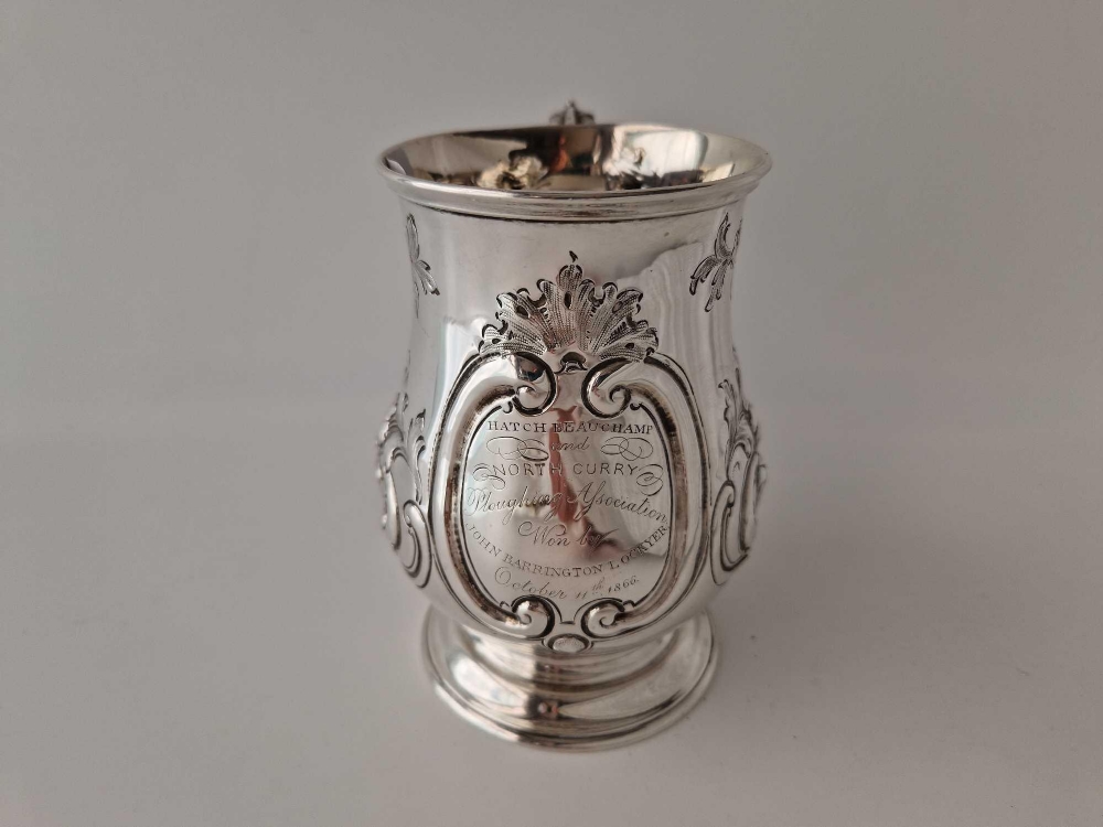A good quality Victorian embossed tankard decorated with flowers, 5" high, London 1866 by RH, 317g - Bild 2 aus 4