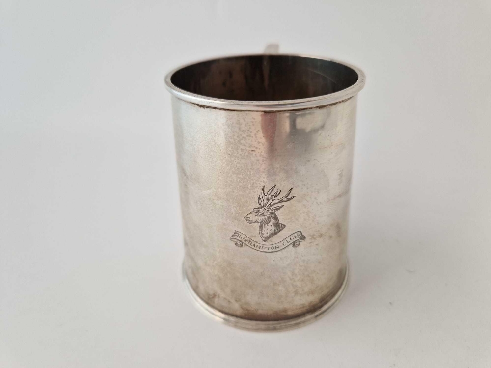 Christening mug of Georgian design with crest. 3.5 in high. London 1935 By J C V. 175gms - Image 2 of 3