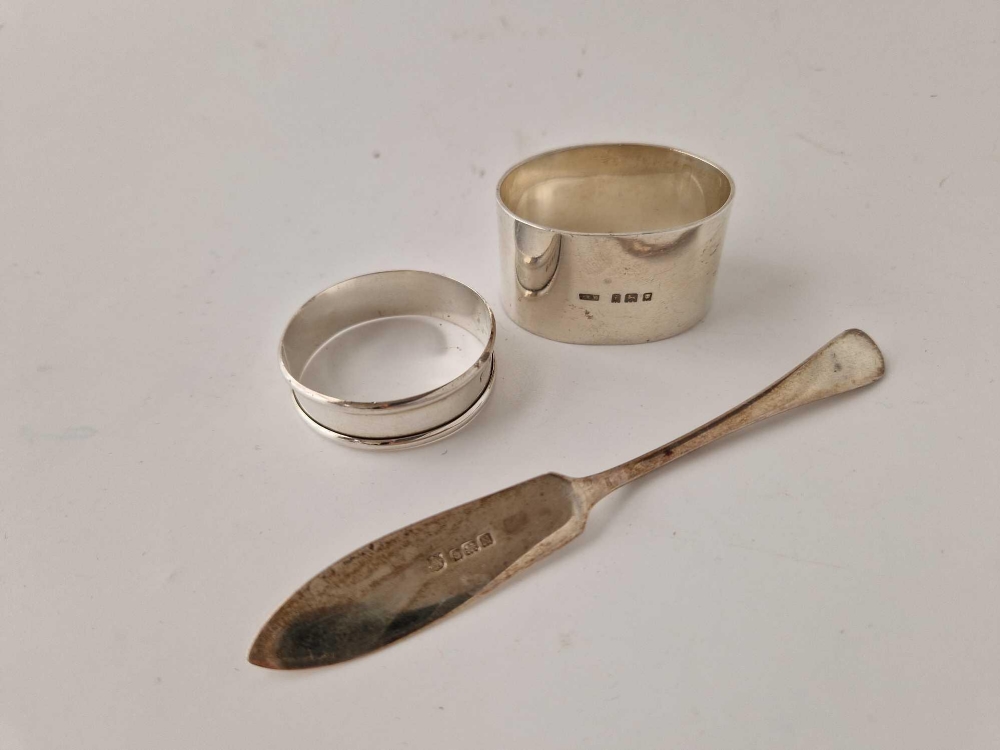 Two napkin rings and a plain butter knife. 70gm - Image 2 of 2