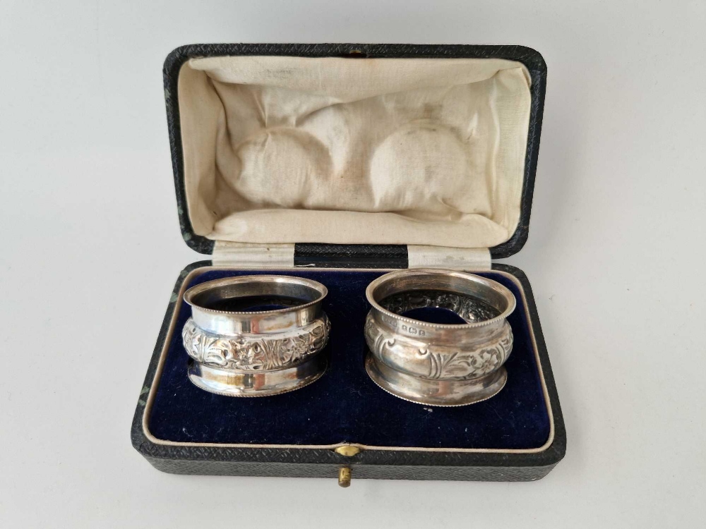 Pair of boxed napkin rings with embossed panel. Birmingham 1918 - Image 2 of 2