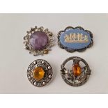 Four silver brooches 71 gms