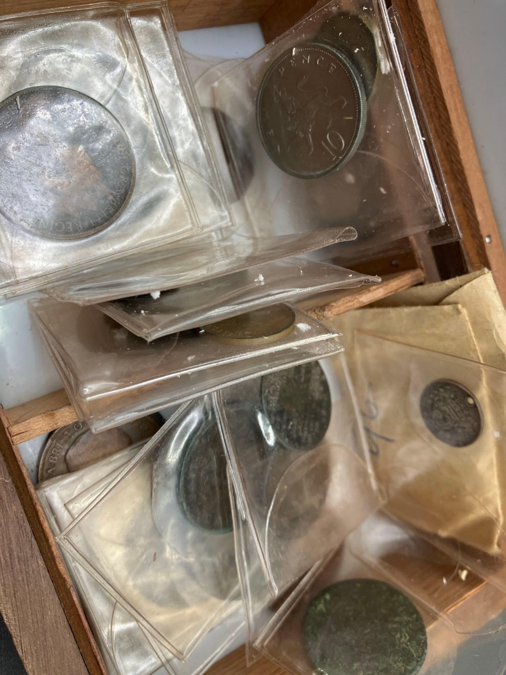 Box of coins in packets - Bild 2 aus 2