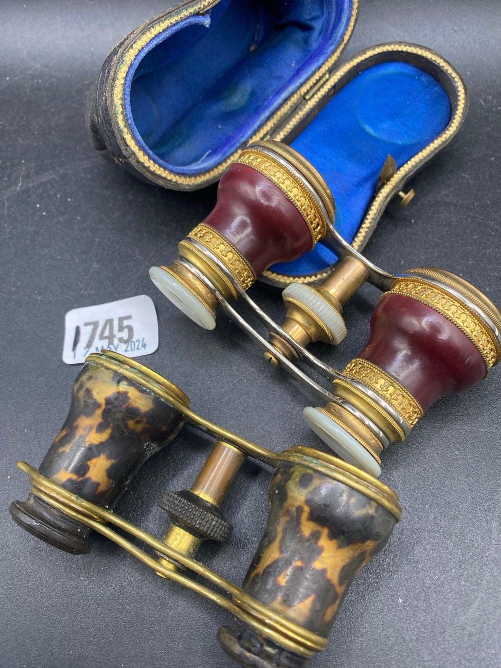 Pair of French opera glasses and another pair, one pair in case - Bild 2 aus 2