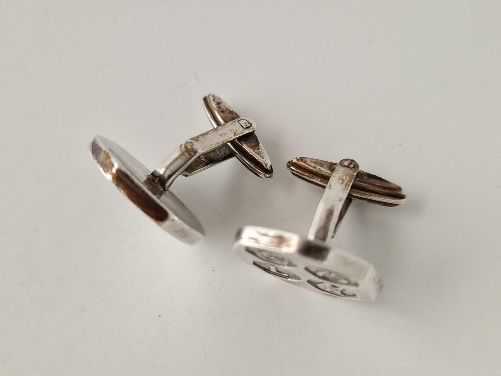 A large pair of hallmarked silver cufflinks 18 gms - Image 2 of 3
