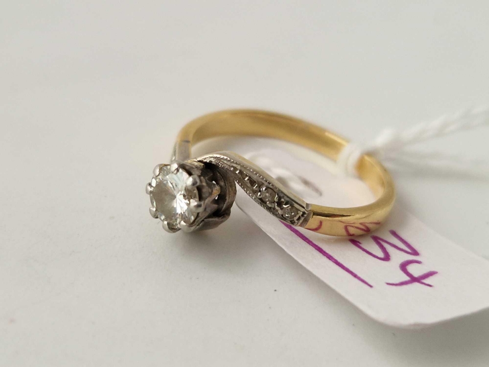 A SOLITAIRE DIAMOND RING WITH DIAMOND CHIP SHOULDERS 18CT GOLD SIZE J 2.6 GMS - Image 2 of 3