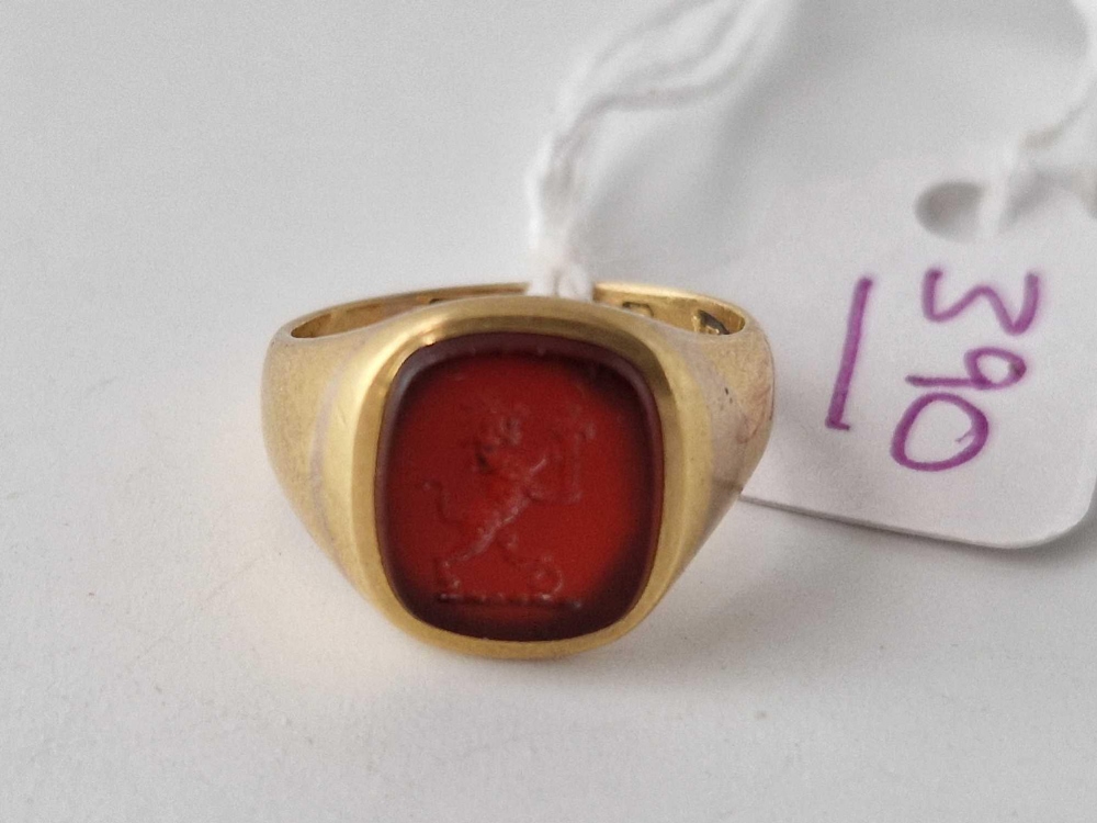 A SIGNET RING 18CT GOLD WITH CREST INTAGLIO SIZE H 5 GMS - Image 2 of 4