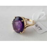 A LARGE PURPLE STONE RING 18CT GOLD SIZE S 11 GMS