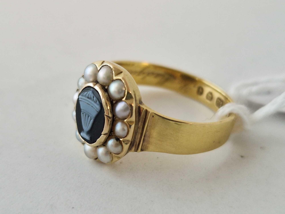 A VICTORIAN MOURNING RING 18CT GOLD WITH A CENTRAL HARD STONE URN CAMEO SURROUNDED BY PEARLS - Image 3 of 4