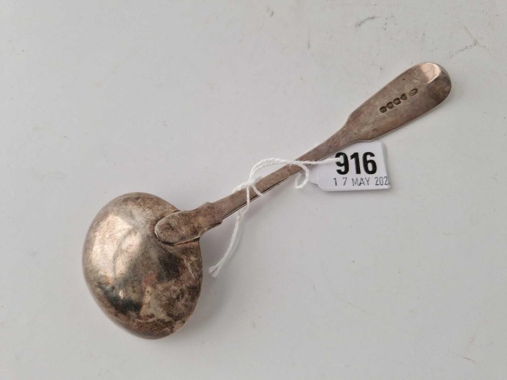 A plain Georgian fiddle pattern sauce ladle, London 1831 by WT, 56 g - Image 2 of 3