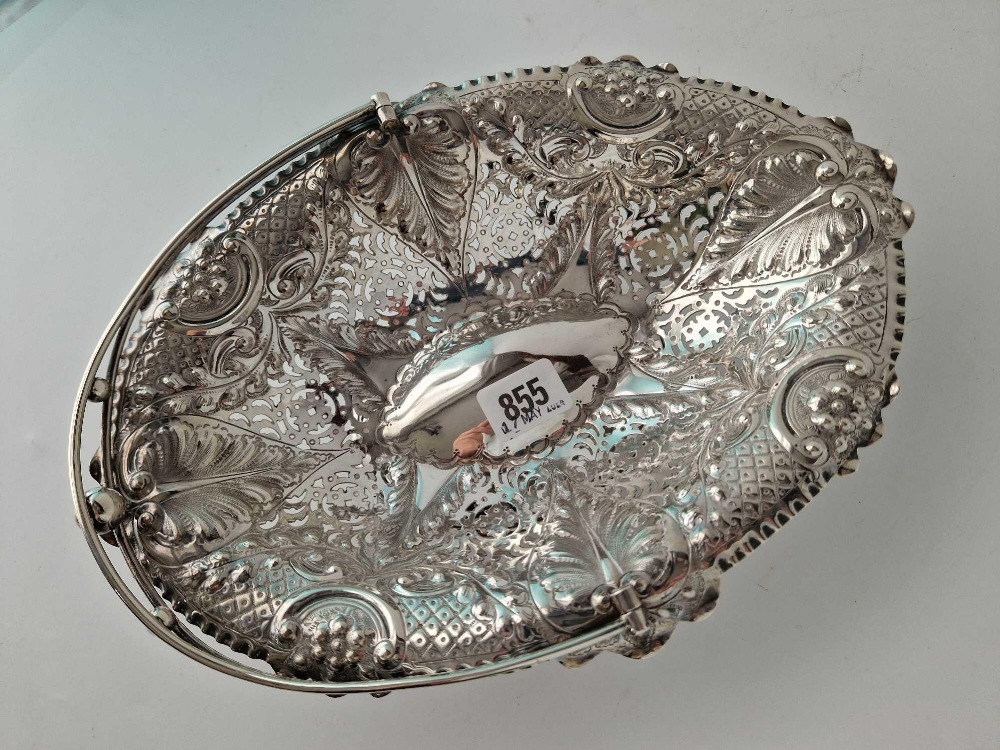 A late Victorian cake basket of Georgian design with pierced sides, swing handle, 11.5" wide, London - Image 2 of 4