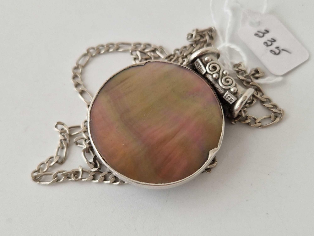 A silver and cats eye moon faced pendant on chain - Image 3 of 3