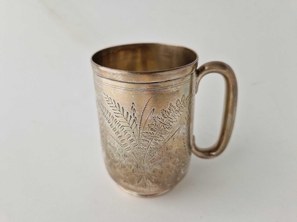 An Exeter Victorian mug engraved with ferns, vacant cartouche, 4" high, 1876 by JW & Co, 165g - Bild 3 aus 3