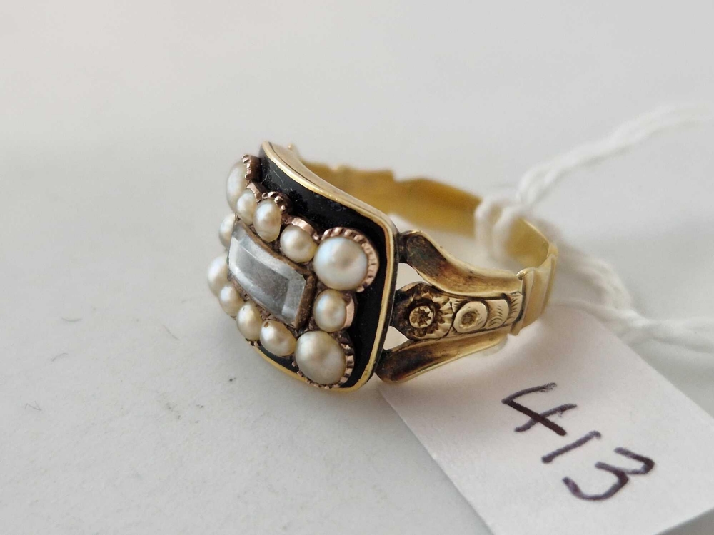 A VICTORIAN GOLD CARVED MEMORIAL RING WITH A RECTANGULAR TOP WITH BLACK ENAMEL SET WITH PEARLS AND - Image 2 of 3
