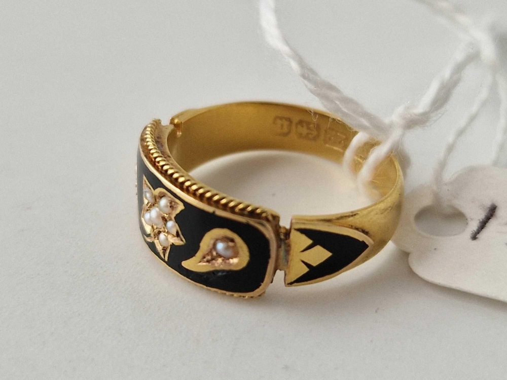 A ANTIQUE ENAMEL AND PEARL MOURNING RING 18CT GOLD SIZE L - Image 2 of 3