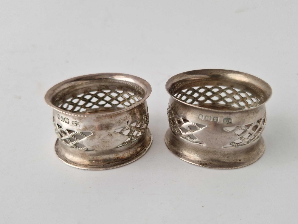 A pair of pierced napkin rings, Birmingham 1906, 35 g