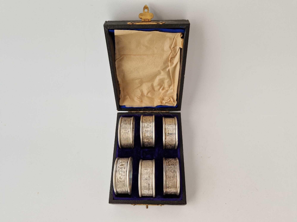 Boxed set of six scroll engraved napkin rings. Chester 1909. 55gms - Bild 2 aus 2
