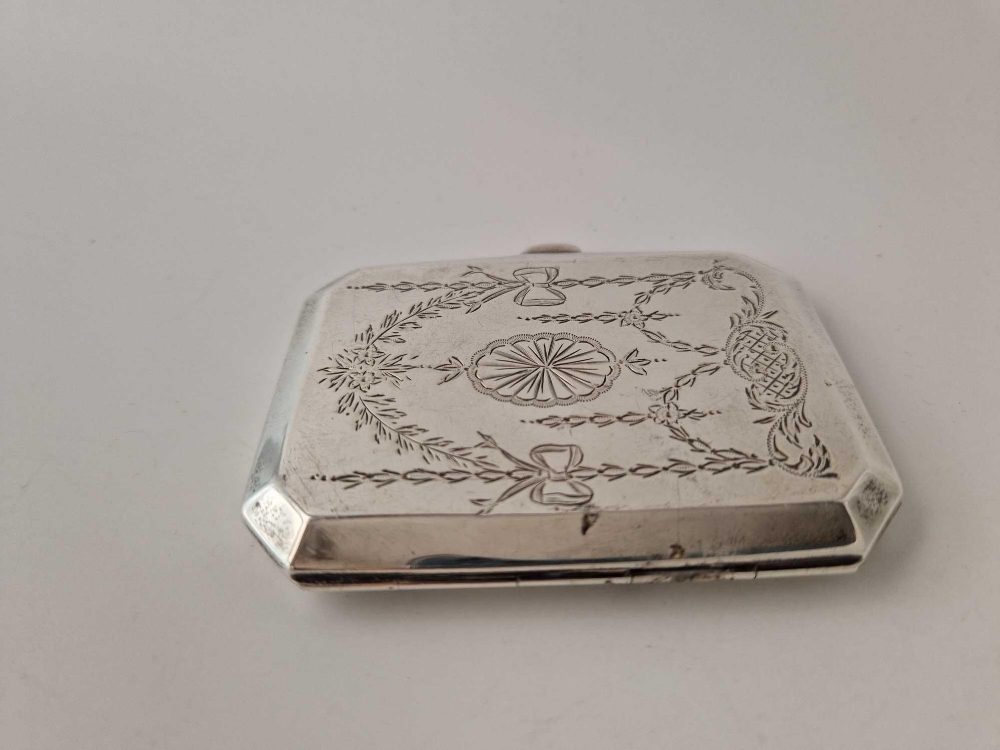 An attractive cigarette case engraved with drapery and ribbons, Birmingham 1919, 75 g - Image 2 of 3