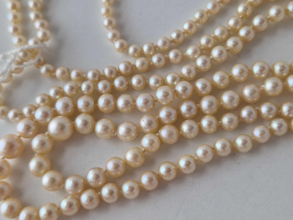 A GOOD TWO STRAND PEARL NECKLACE WITH 18CT GOLD DIAMOND CLASP APPROX 8 GMS 20 INCH - Image 4 of 5