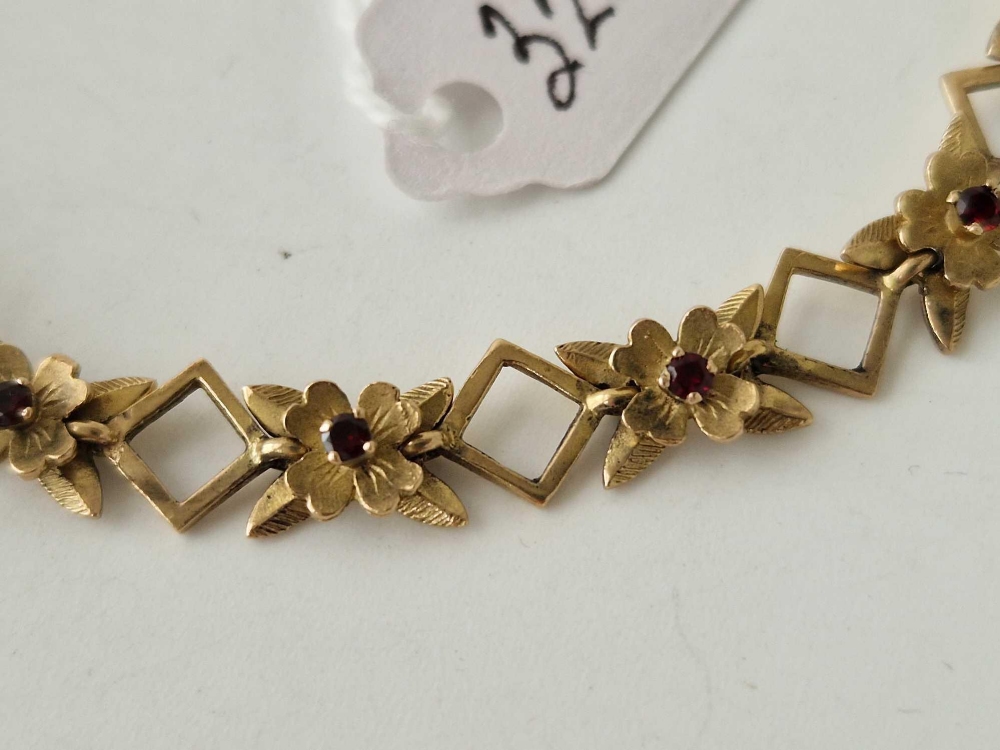 A BRACELET SET WITH FLOWER GARNETS 9CT 7 INCH 10 GMS - Image 2 of 3