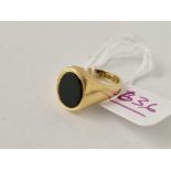 A onyx signet ring 18ct gold size G 4.1 gms