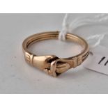 A UNUSUAL GOLD CLASPING HANDS OPENING RING SIZE P