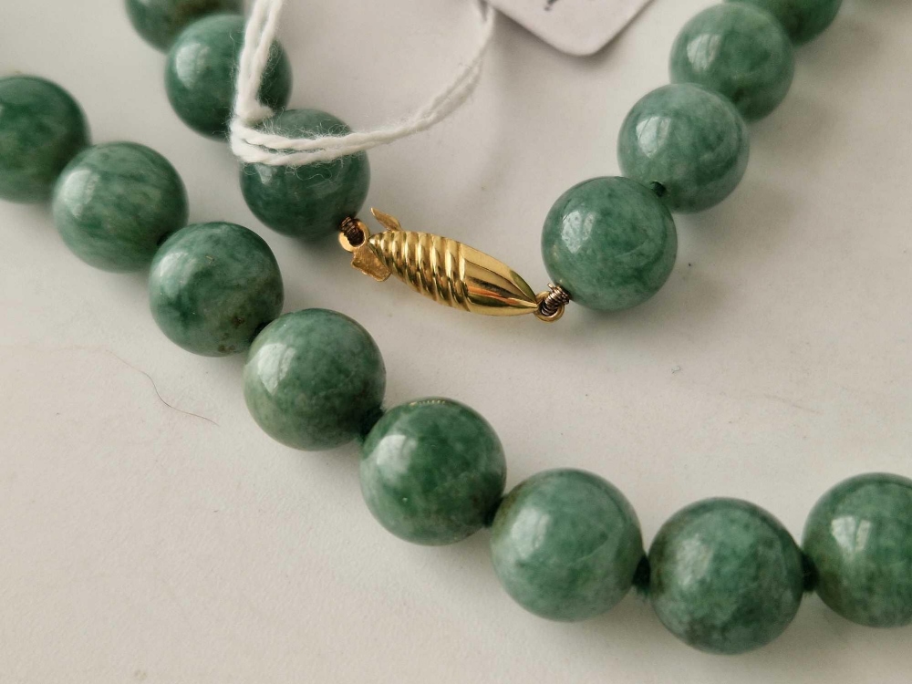 A green hard stone bead necklace - Image 2 of 2