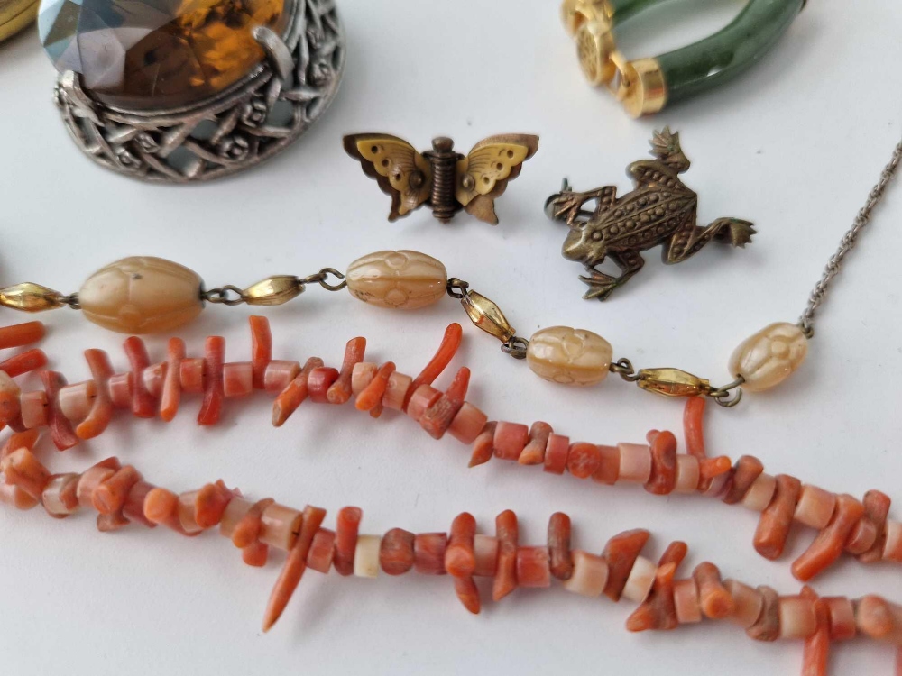 A bag of costume jewellery including a gilt locket etc. - Image 2 of 4