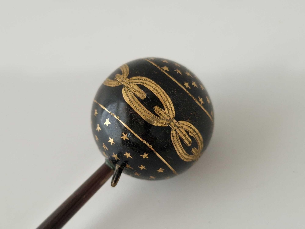 A large Victorian tortoiseshell pique hair pin - Image 3 of 3