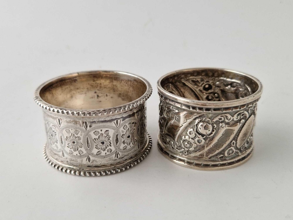 Two decorative napkin rings, one with beaded edge, Sheffield 1902 by Martin Hall & Co, 59 g. - Image 2 of 2