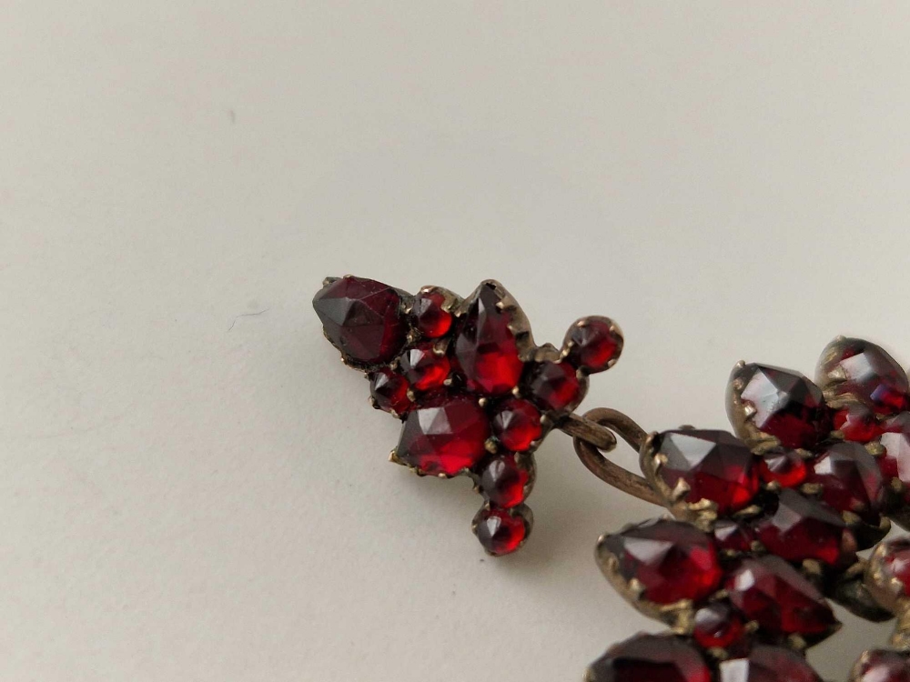 A ANTIQUE GARNET BROOCH AND EARRING SET BOXED - Image 4 of 5