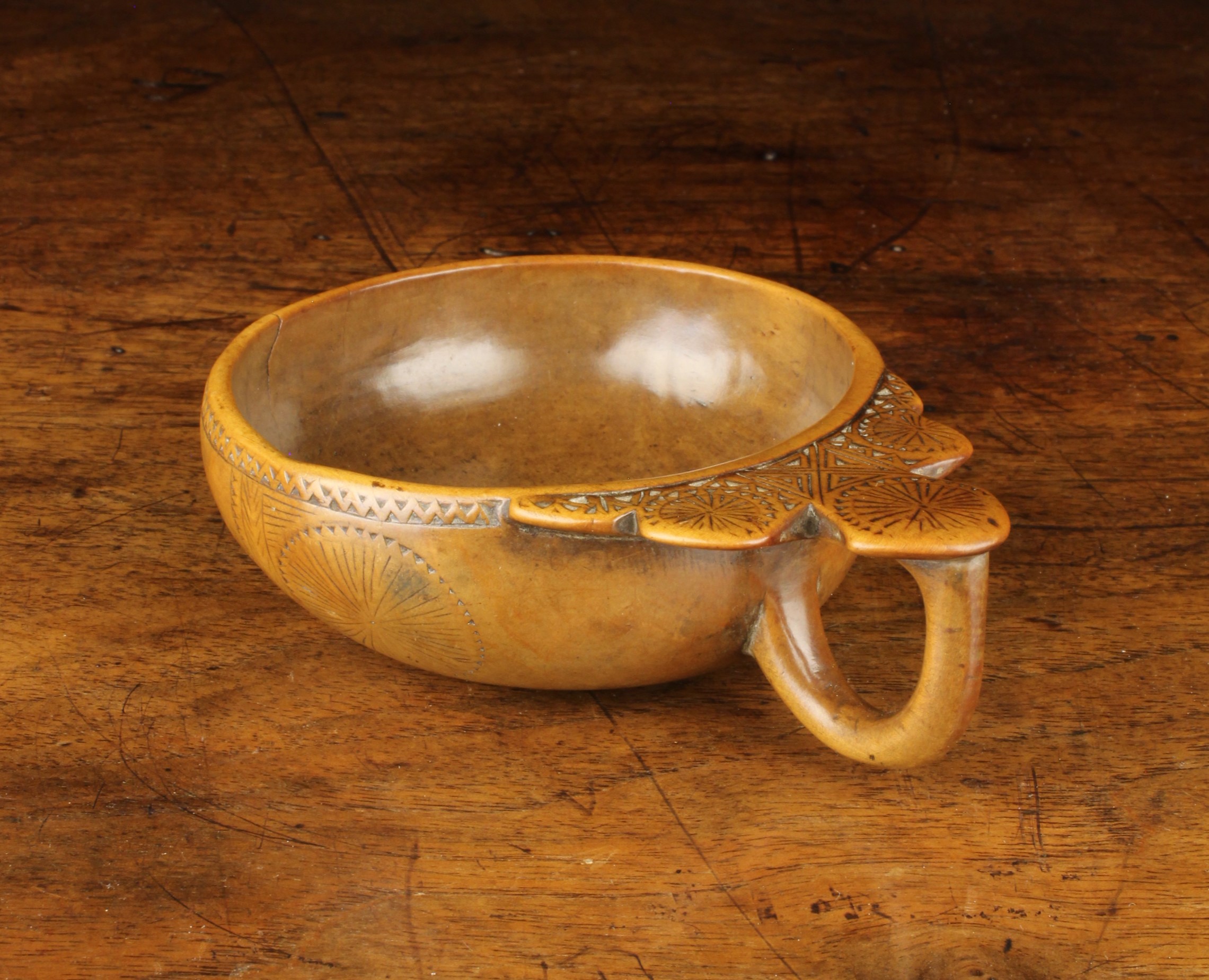 A Fine & Rare 16th/17th Century Boxwood Porringer or Tasting Cup of rich colour and patination. - Image 8 of 10