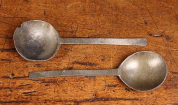 A Pair of 17th Century Pewter Spoons 6½" (16.5 cm) in length.