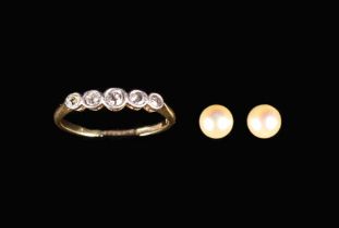 A Lady's Gold Ring set with five diamonds (one loose) UK Size R/S, US 9,