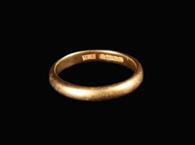 A 22 Carat Gold Wedding Band (approx 2.9 g). UK Size M, US 6.25.